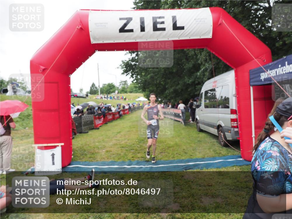 21.06.2025 - 27. Vierlanden-Triathlon MichiJ http://msf.ph/oto/8046497 15.06.2026 14:01:31 Ziel 932, 1109 meine-sportfotos.de
