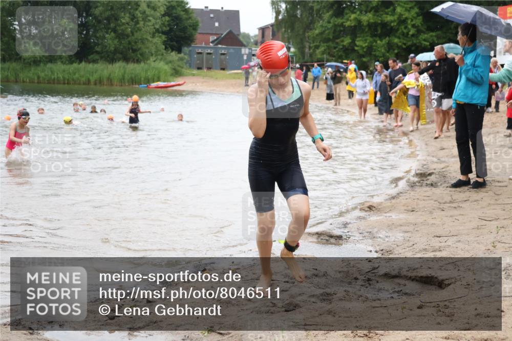 21.06.2025 - 27. Vierlanden-Triathlon Lena Gebhardt http://msf.ph/oto/8046511 15.06.2025 15:01:27 Schwimmen  meine-sportfotos.de