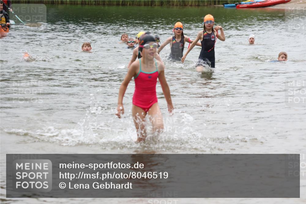 21.06.2025 - 27. Vierlanden-Triathlon Lena Gebhardt http://msf.ph/oto/8046519 15.06.2025 15:01:29 Schwimmen  meine-sportfotos.de