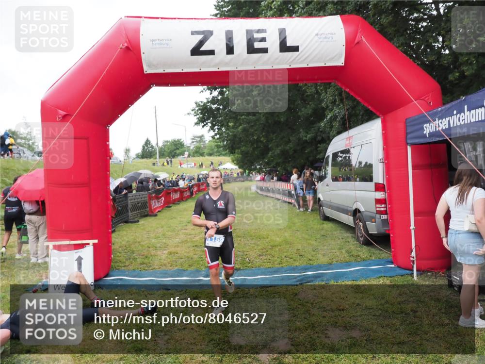 21.06.2025 - 27. Vierlanden-Triathlon MichiJ http://msf.ph/oto/8046527 15.06.2026 14:02:34 Ziel 1159 meine-sportfotos.de