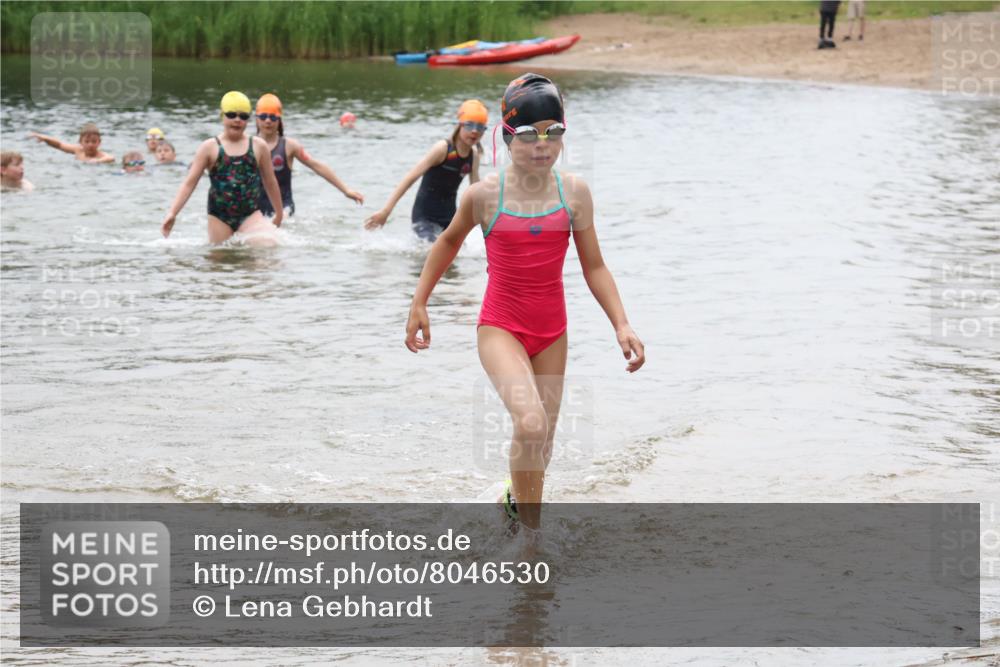 21.06.2025 - 27. Vierlanden-Triathlon Lena Gebhardt http://msf.ph/oto/8046530 15.06.2025 15:01:31 Schwimmen  meine-sportfotos.de