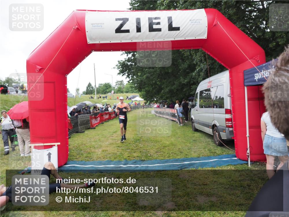 21.06.2025 - 27. Vierlanden-Triathlon MichiJ http://msf.ph/oto/8046531 15.06.2026 14:02:38 Ziel 32, 1159 meine-sportfotos.de