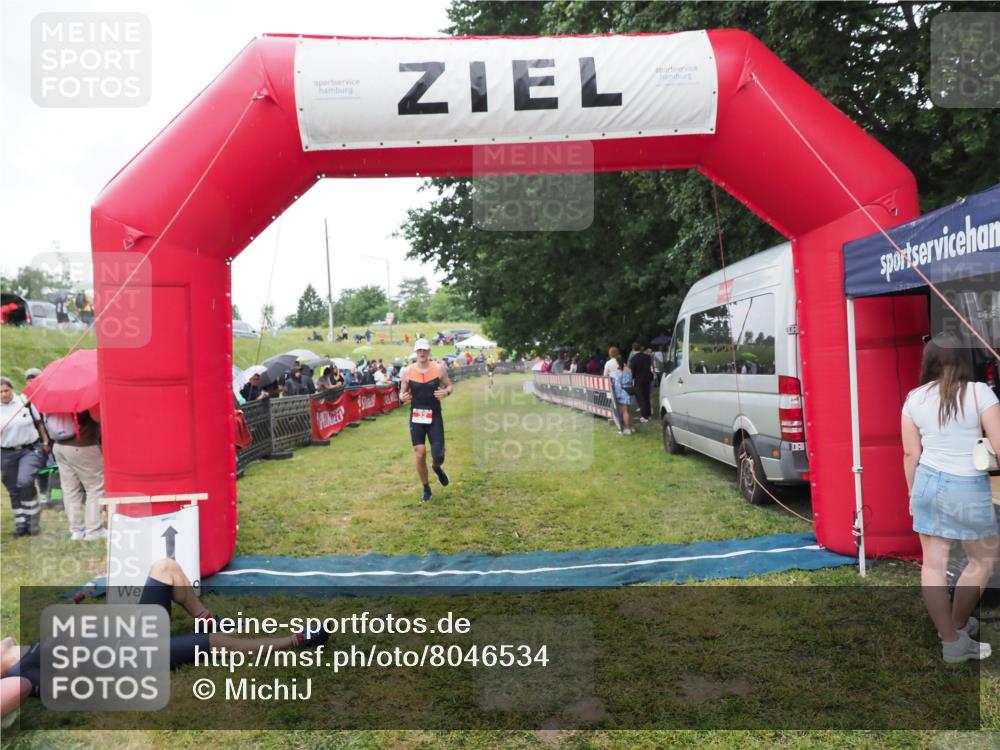 21.06.2025 - 27. Vierlanden-Triathlon MichiJ http://msf.ph/oto/8046534 15.06.2026 14:02:38 Ziel 32, 1159 meine-sportfotos.de
