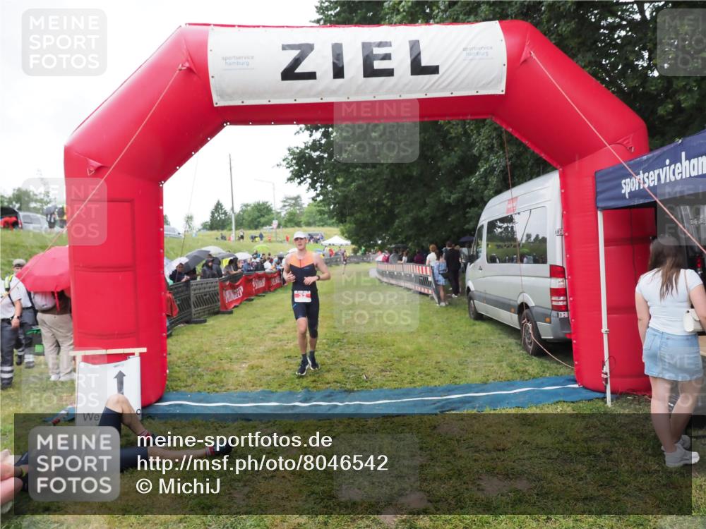 21.06.2025 - 27. Vierlanden-Triathlon MichiJ http://msf.ph/oto/8046542 15.06.2026 14:02:39 Ziel 32, 1159 meine-sportfotos.de