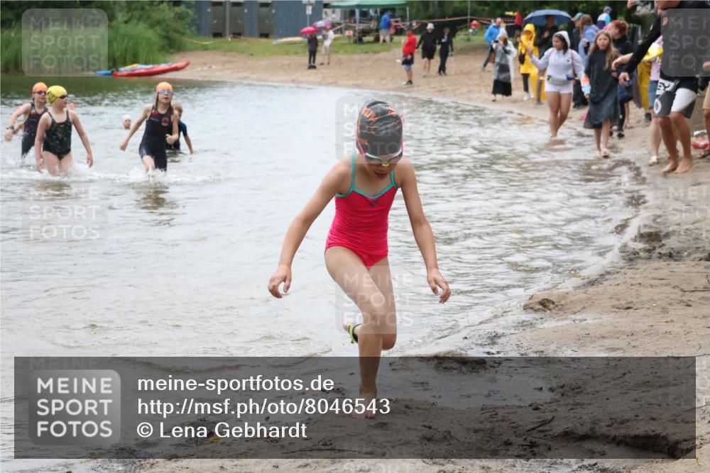 21.06.2025 - 27. Vierlanden-Triathlon Lena Gebhardt http://msf.ph/oto/8046543 15.06.2025 15:01:32 Schwimmen  meine-sportfotos.de