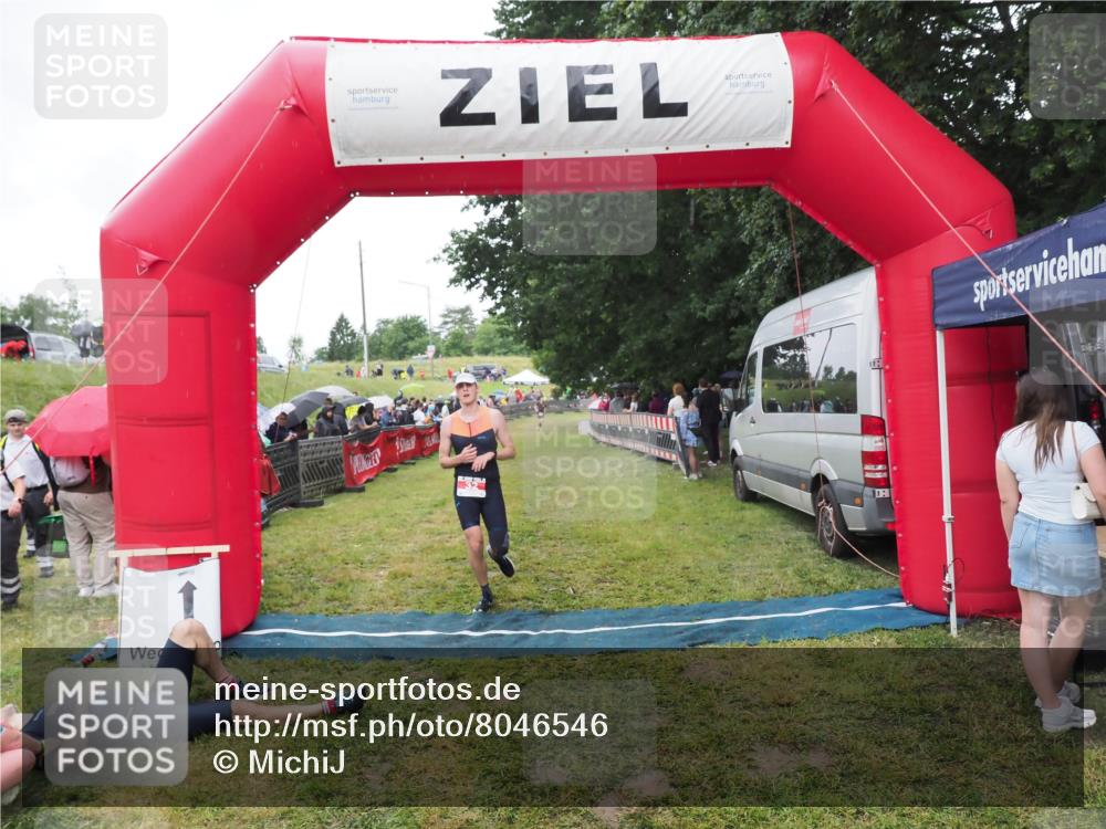 21.06.2025 - 27. Vierlanden-Triathlon MichiJ http://msf.ph/oto/8046546 15.06.2026 14:02:39 Ziel 32, 1159 meine-sportfotos.de