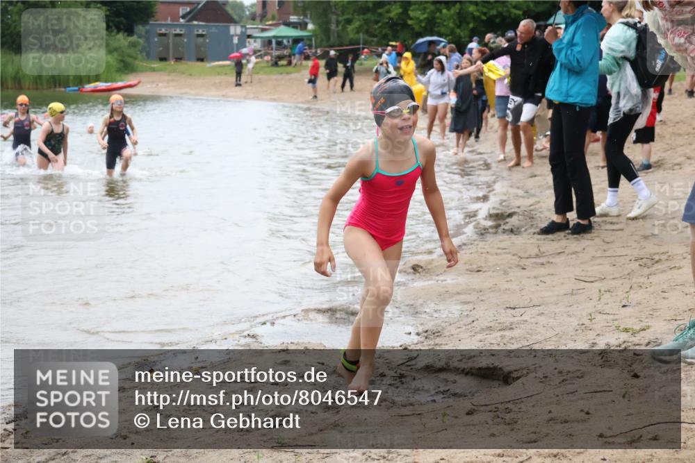 21.06.2025 - 27. Vierlanden-Triathlon Lena Gebhardt http://msf.ph/oto/8046547 15.06.2025 15:01:32 Schwimmen  meine-sportfotos.de