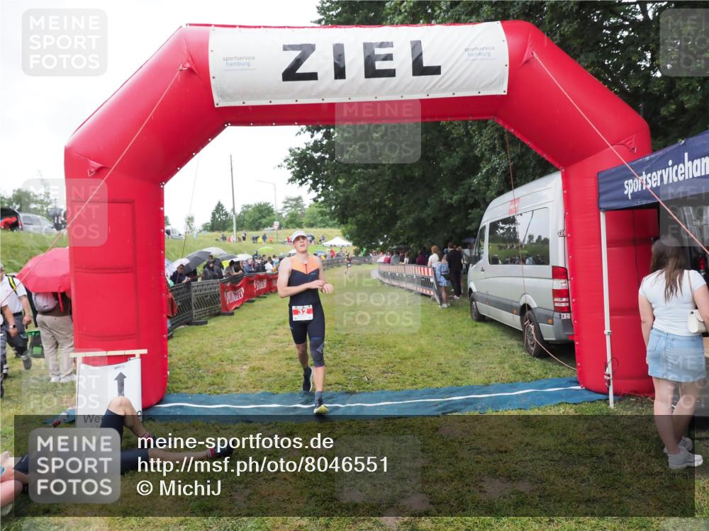 21.06.2025 - 27. Vierlanden-Triathlon MichiJ http://msf.ph/oto/8046551 15.06.2026 14:02:39 Ziel 32, 1159 meine-sportfotos.de