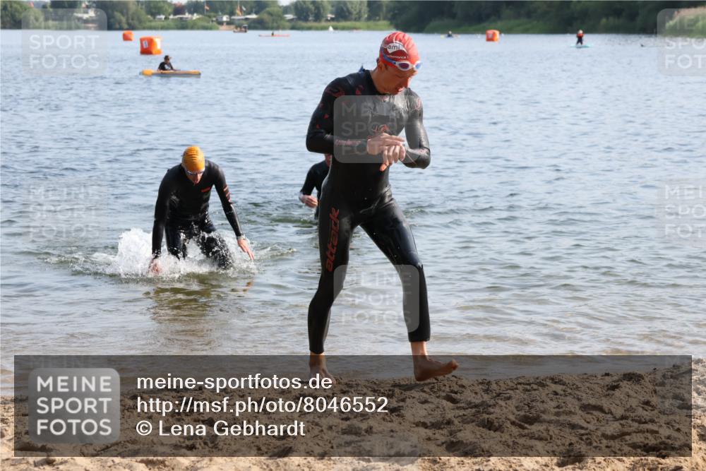 15.06.2025 - 27. Vierlanden-Triathlon Lena Gebhardt http://msf.ph/oto/8046552 15.06.2025 08:43:15 Schwimmen 11, 100, 102, 139, 148 meine-sportfotos.de