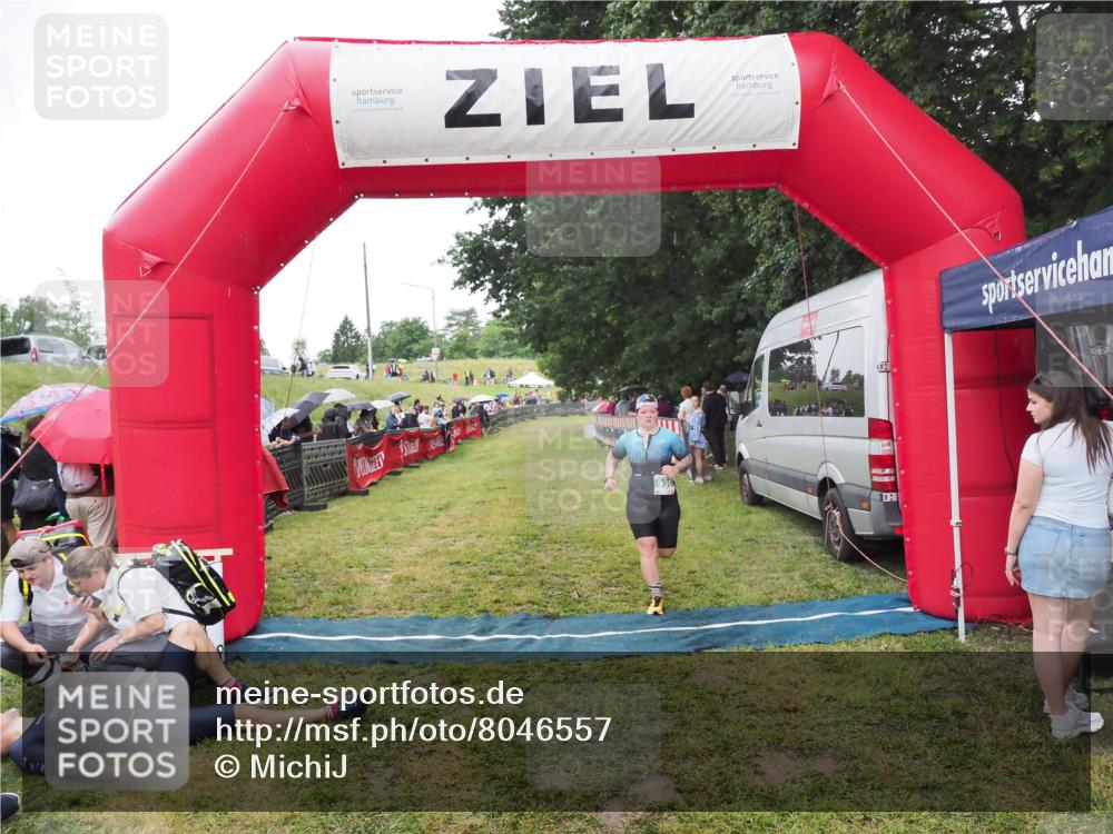 21.06.2025 - 27. Vierlanden-Triathlon MichiJ http://msf.ph/oto/8046557 15.06.2026 14:03:03 Ziel 936 meine-sportfotos.de