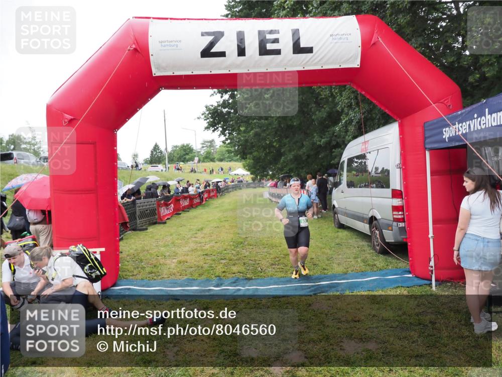 21.06.2025 - 27. Vierlanden-Triathlon MichiJ http://msf.ph/oto/8046560 15.06.2026 14:03:03 Ziel 936 meine-sportfotos.de