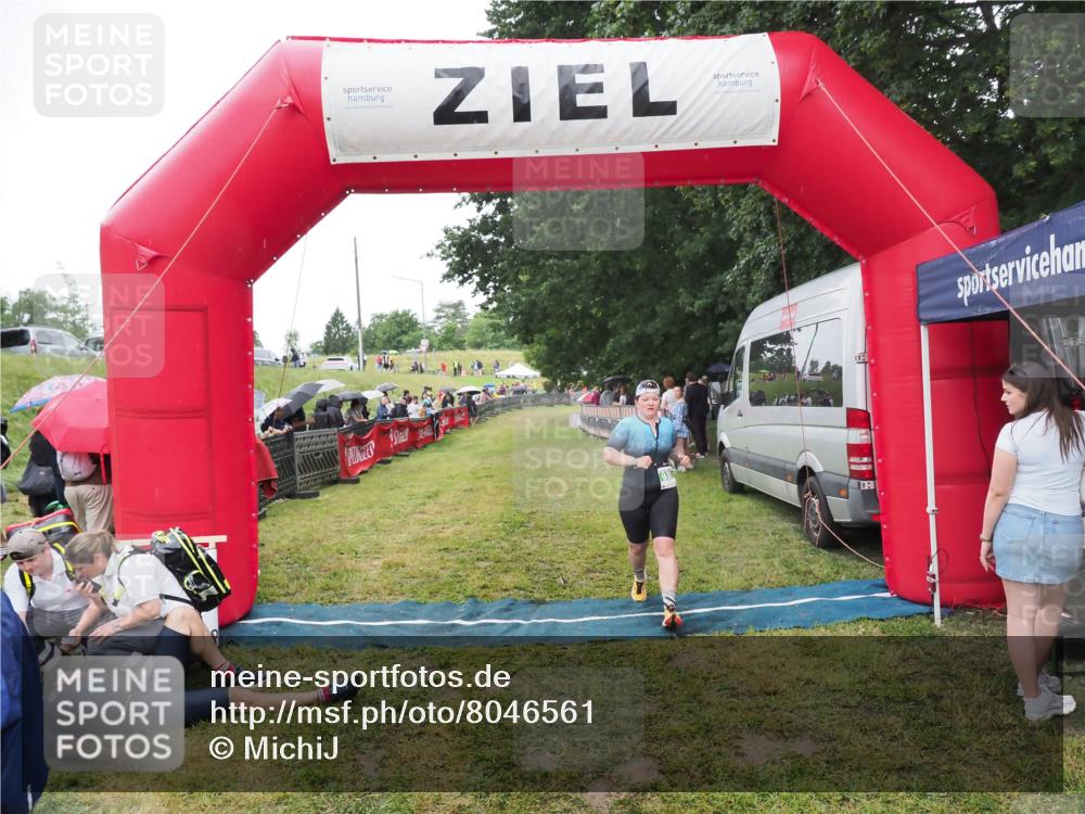 21.06.2025 - 27. Vierlanden-Triathlon MichiJ http://msf.ph/oto/8046561 15.06.2026 14:03:03 Ziel 936 meine-sportfotos.de