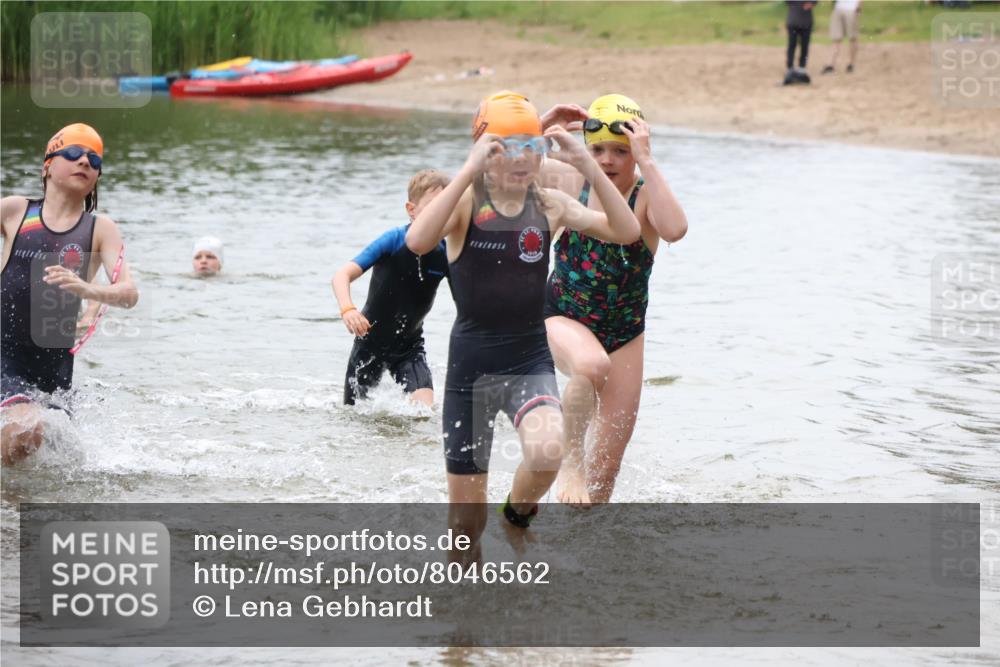 21.06.2025 - 27. Vierlanden-Triathlon Lena Gebhardt http://msf.ph/oto/8046562 15.06.2025 15:01:35 Schwimmen  meine-sportfotos.de