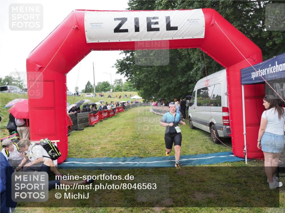 21.06.2025 - 27. Vierlanden-Triathlon MichiJ http://msf.ph/oto/8046563 15.06.2026 14:03:03 Ziel 936 meine-sportfotos.de