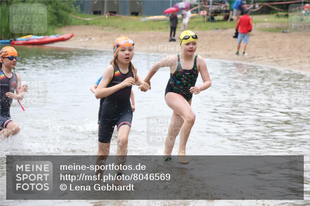 21.06.2025 - 27. Vierlanden-Triathlon Lena Gebhardt http://msf.ph/oto/8046569 15.06.2025 15:01:36 Schwimmen  meine-sportfotos.de