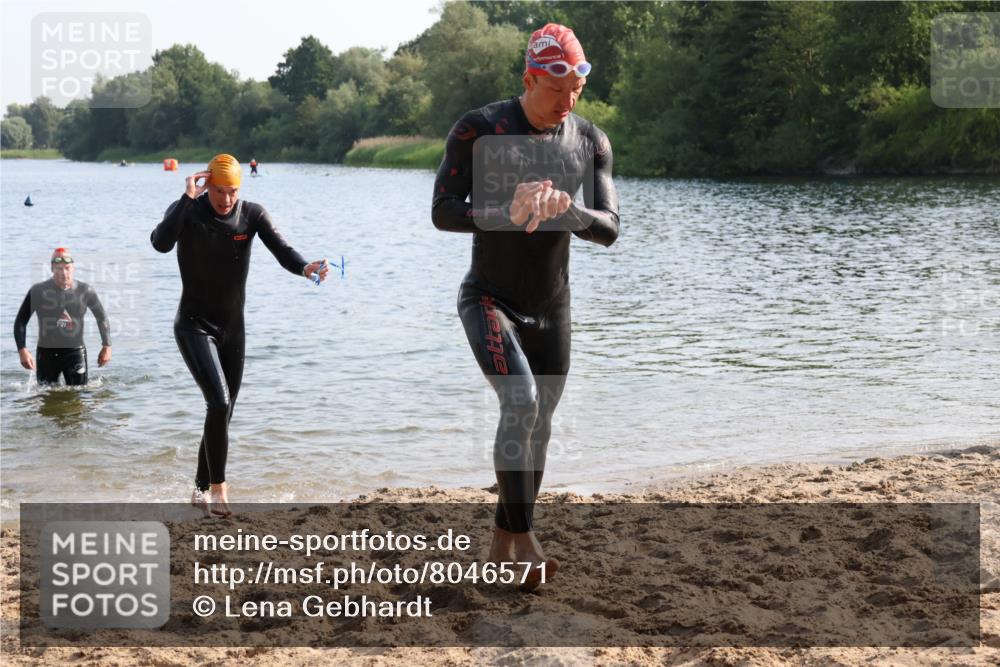 15.06.2025 - 27. Vierlanden-Triathlon Lena Gebhardt http://msf.ph/oto/8046571 15.06.2025 08:43:17 Schwimmen 11, 100, 102, 139, 148 meine-sportfotos.de