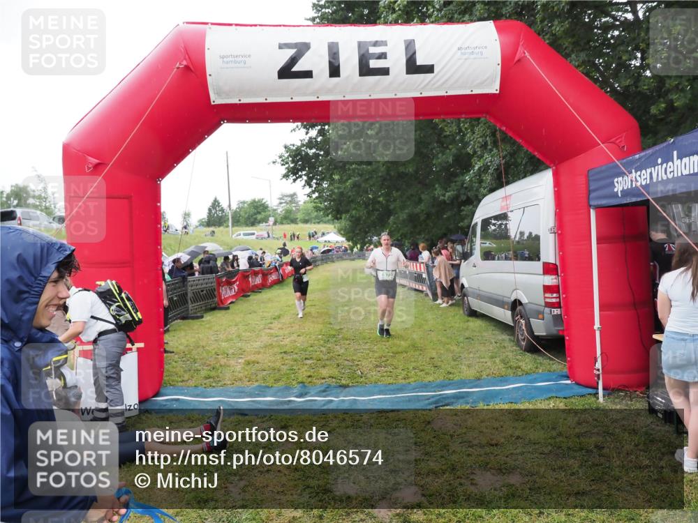 21.06.2025 - 27. Vierlanden-Triathlon MichiJ http://msf.ph/oto/8046574 15.06.2026 14:04:38 Ziel 673, 889 meine-sportfotos.de
