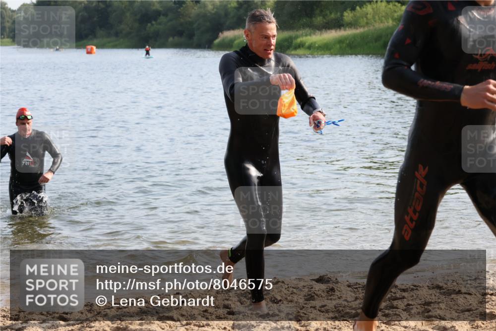 15.06.2025 - 27. Vierlanden-Triathlon Lena Gebhardt http://msf.ph/oto/8046575 15.06.2025 08:43:18 Schwimmen 11, 102, 139, 148 meine-sportfotos.de