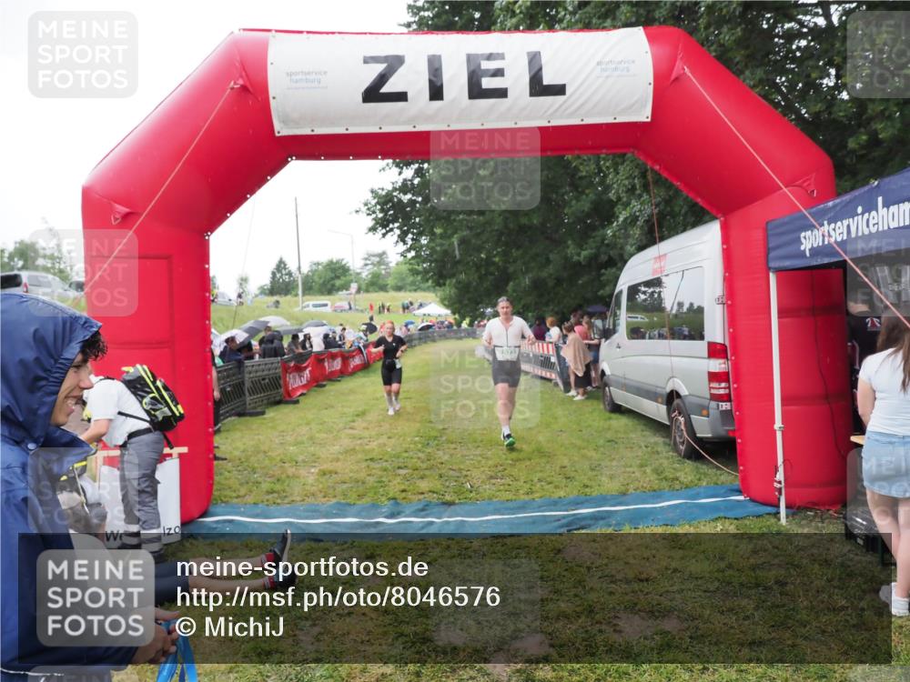 21.06.2025 - 27. Vierlanden-Triathlon MichiJ http://msf.ph/oto/8046576 15.06.2026 14:04:38 Ziel 673, 889 meine-sportfotos.de