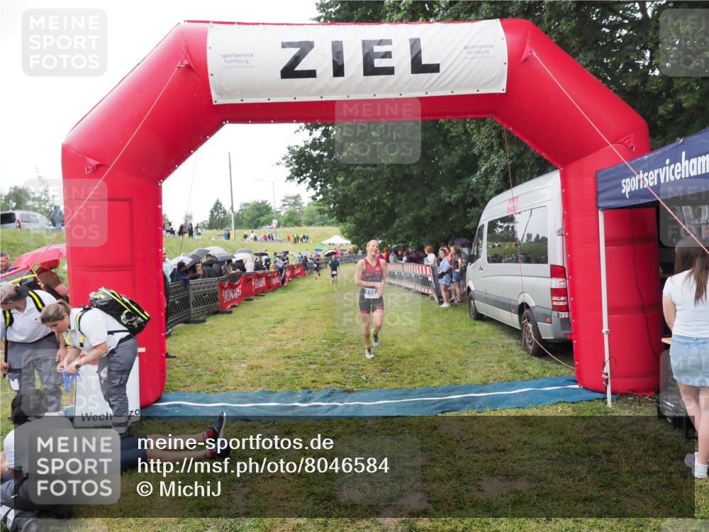 21.06.2025 - 27. Vierlanden-Triathlon MichiJ http://msf.ph/oto/8046584 15.06.2026 14:04:56 Ziel 1139, 1182 meine-sportfotos.de