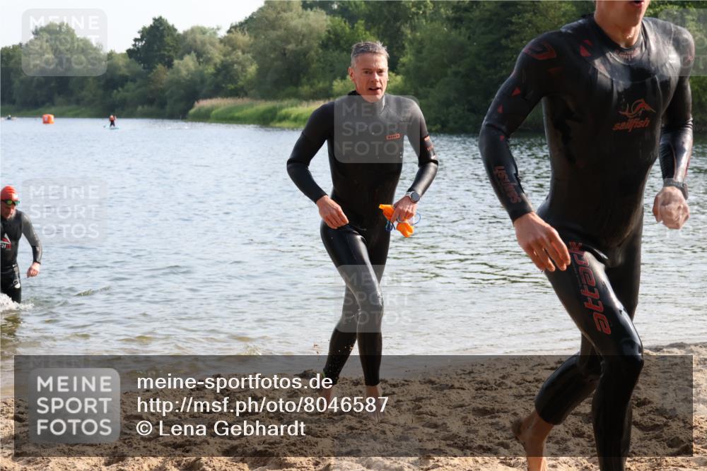 15.06.2025 - 27. Vierlanden-Triathlon Lena Gebhardt http://msf.ph/oto/8046587 15.06.2025 08:43:19 Schwimmen 11, 102, 139, 148 meine-sportfotos.de