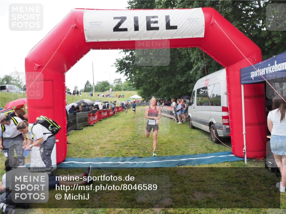 21.06.2025 - 27. Vierlanden-Triathlon MichiJ http://msf.ph/oto/8046589 15.06.2026 14:04:56 Ziel 1139, 1182 meine-sportfotos.de