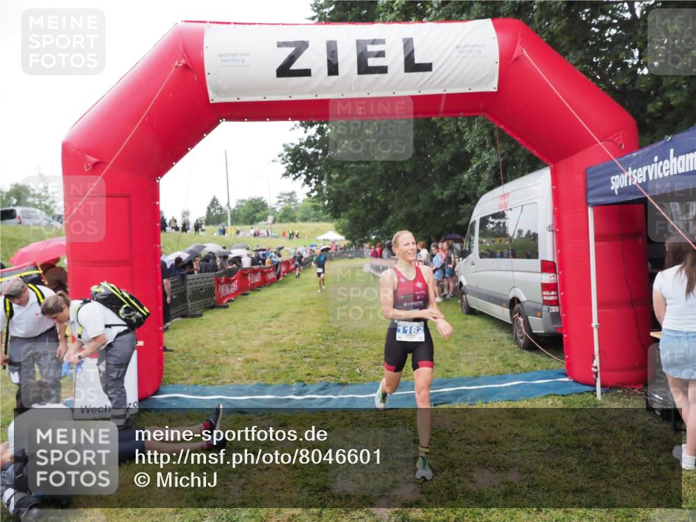 21.06.2025 - 27. Vierlanden-Triathlon MichiJ http://msf.ph/oto/8046601 15.06.2026 14:04:57 Ziel 1139, 1182 meine-sportfotos.de