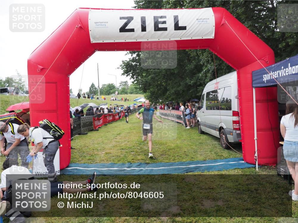 21.06.2025 - 27. Vierlanden-Triathlon MichiJ http://msf.ph/oto/8046605 15.06.2026 14:05:00 Ziel 1139, 1182 meine-sportfotos.de