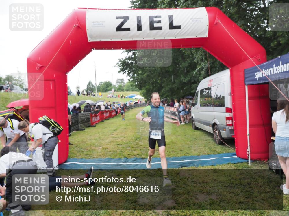 21.06.2025 - 27. Vierlanden-Triathlon MichiJ http://msf.ph/oto/8046616 15.06.2026 14:05:00 Ziel 1139, 1182 meine-sportfotos.de