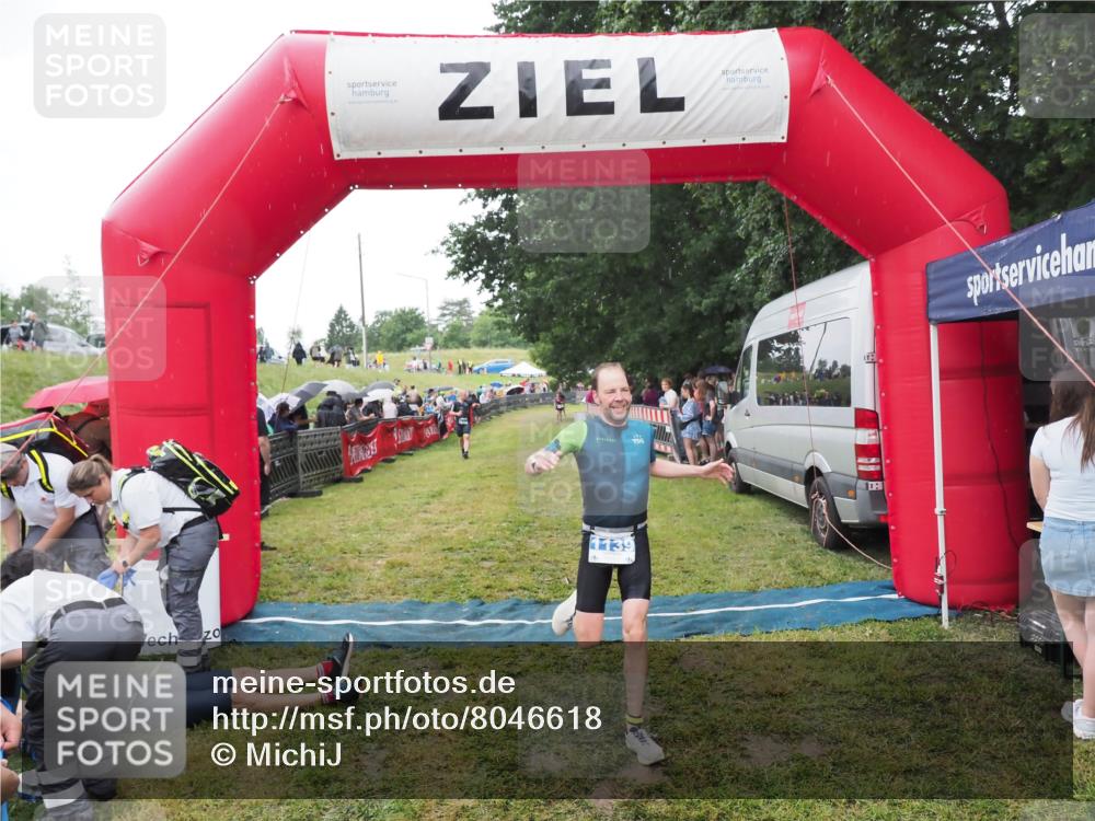 21.06.2025 - 27. Vierlanden-Triathlon MichiJ http://msf.ph/oto/8046618 15.06.2026 14:05:00 Ziel 1139, 1182 meine-sportfotos.de