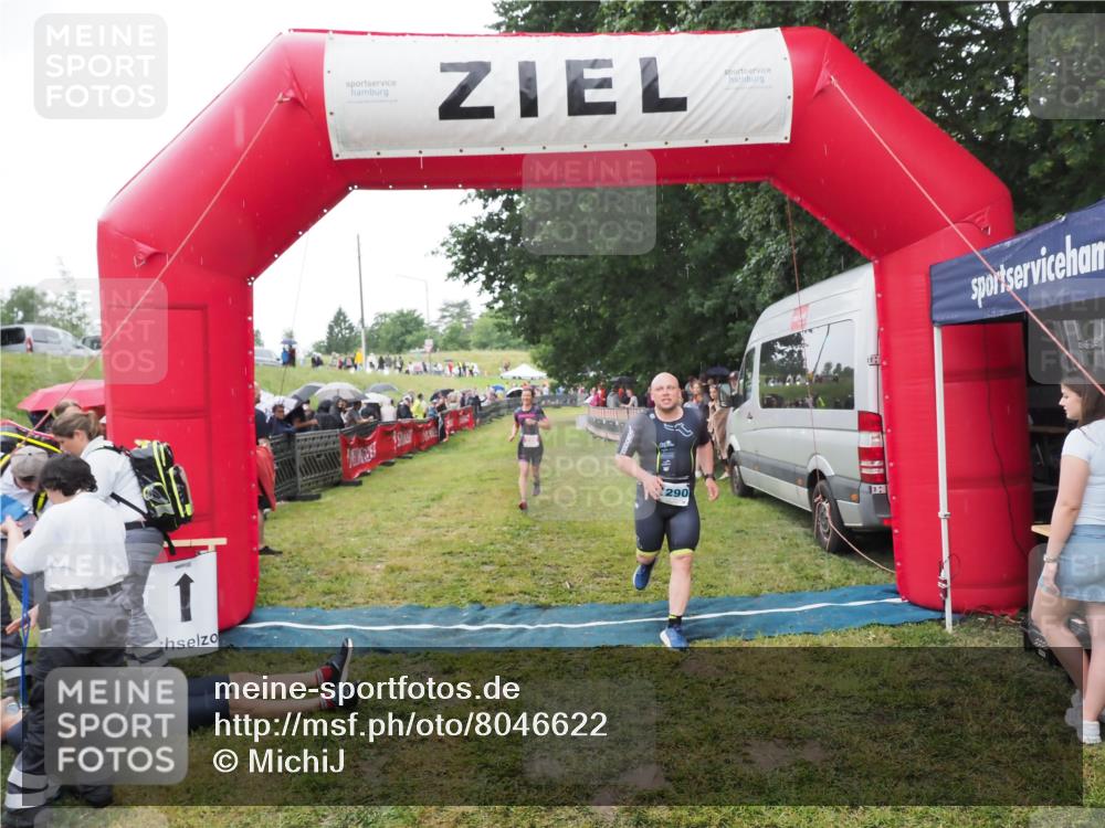 21.06.2025 - 27. Vierlanden-Triathlon MichiJ http://msf.ph/oto/8046622 15.06.2026 14:05:09 Ziel 228 meine-sportfotos.de