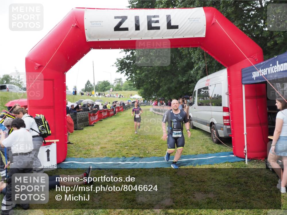 21.06.2025 - 27. Vierlanden-Triathlon MichiJ http://msf.ph/oto/8046624 15.06.2026 14:05:09 Ziel 228 meine-sportfotos.de