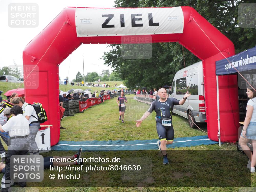 21.06.2025 - 27. Vierlanden-Triathlon MichiJ http://msf.ph/oto/8046630 15.06.2026 14:05:09 Ziel 228 meine-sportfotos.de