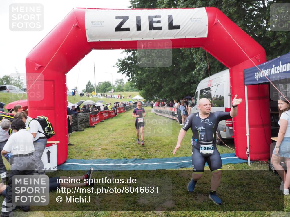 21.06.2025 - 27. Vierlanden-Triathlon MichiJ http://msf.ph/oto/8046631 15.06.2026 14:05:10 Ziel 228 meine-sportfotos.de