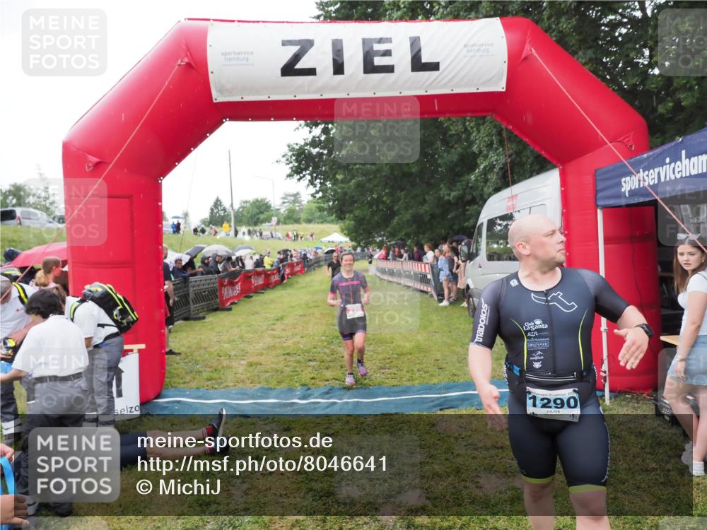 21.06.2025 - 27. Vierlanden-Triathlon MichiJ http://msf.ph/oto/8046641 15.06.2026 14:05:10 Ziel 228 meine-sportfotos.de
