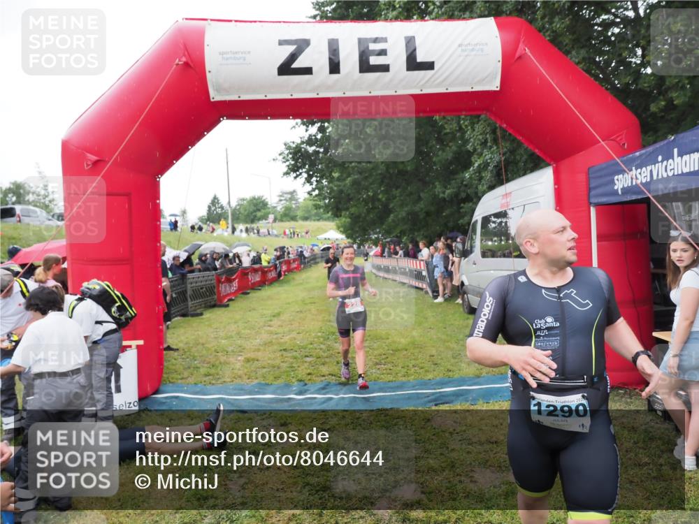 21.06.2025 - 27. Vierlanden-Triathlon MichiJ http://msf.ph/oto/8046644 15.06.2026 14:05:10 Ziel 228 meine-sportfotos.de