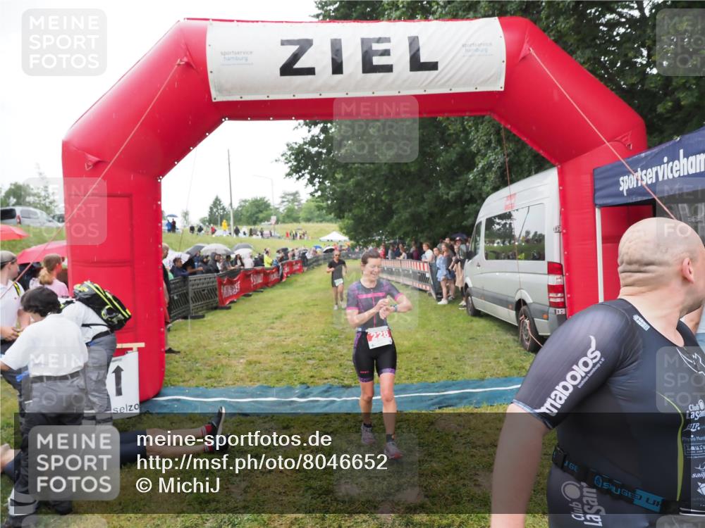 21.06.2025 - 27. Vierlanden-Triathlon MichiJ http://msf.ph/oto/8046652 15.06.2026 14:05:11 Ziel 228, 941 meine-sportfotos.de