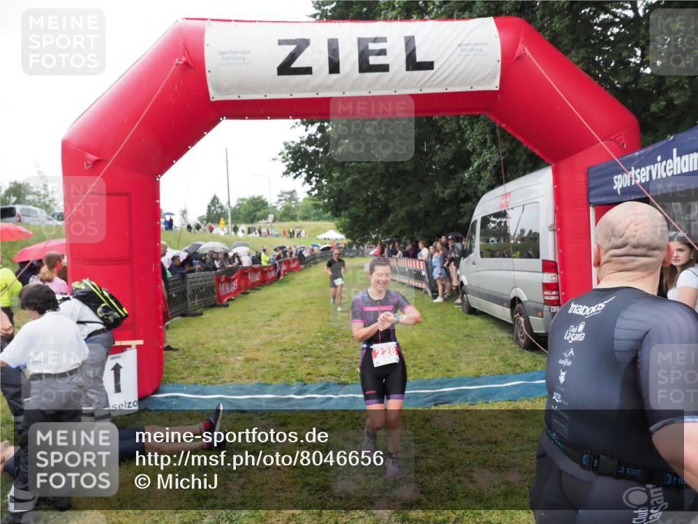 21.06.2025 - 27. Vierlanden-Triathlon MichiJ http://msf.ph/oto/8046656 15.06.2026 14:05:11 Ziel 228, 941 meine-sportfotos.de