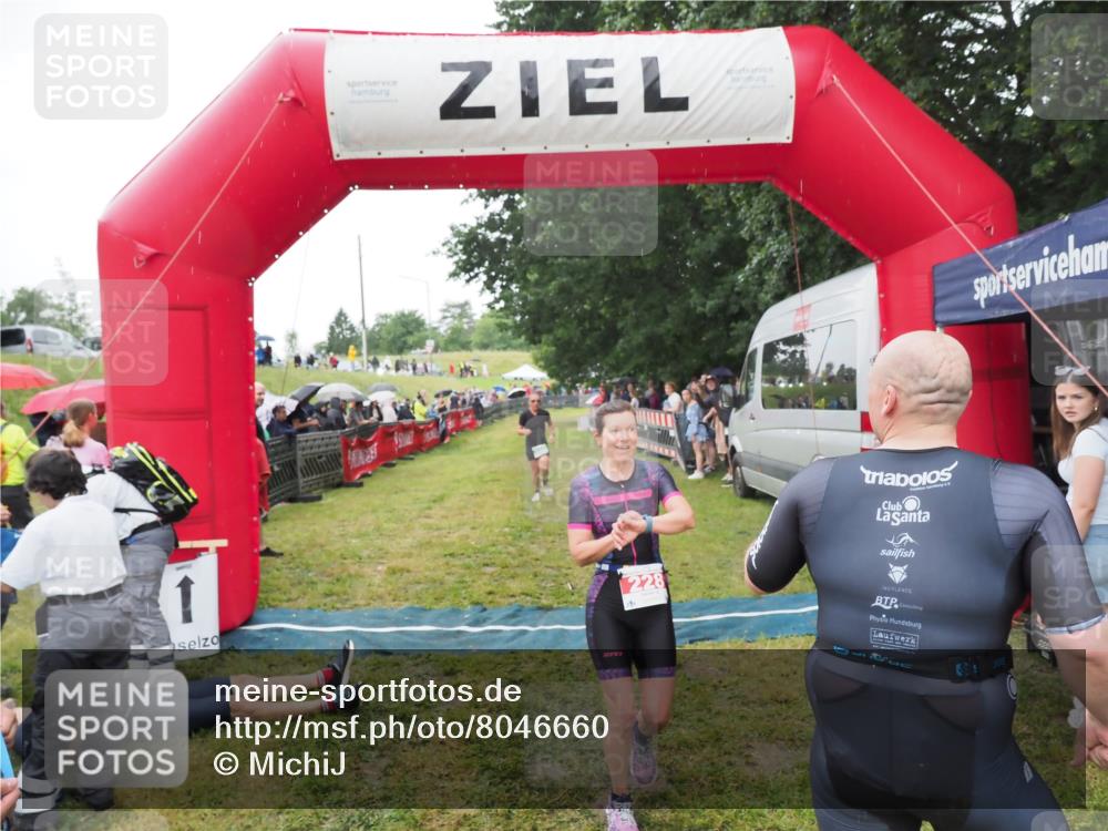 21.06.2025 - 27. Vierlanden-Triathlon MichiJ http://msf.ph/oto/8046660 15.06.2026 14:05:12 Ziel 228, 941 meine-sportfotos.de