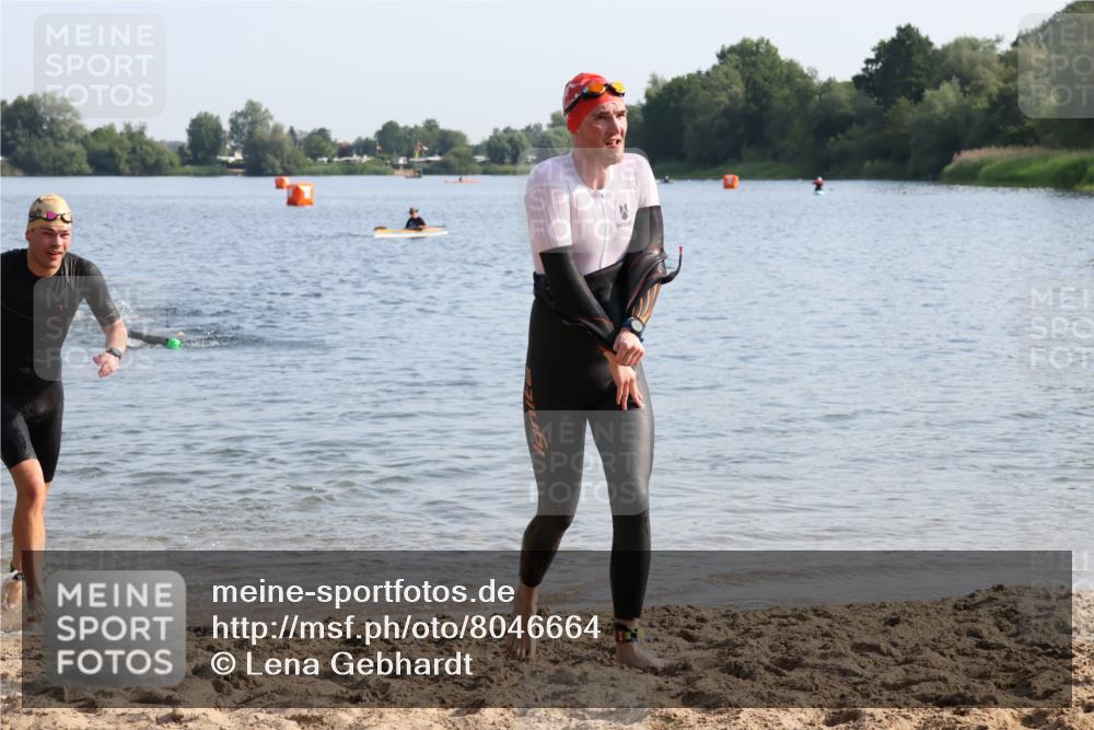 15.06.2025 - 27. Vierlanden-Triathlon Lena Gebhardt http://msf.ph/oto/8046664 15.06.2025 08:43:31 Schwimmen 32, 65, 74, 148 meine-sportfotos.de