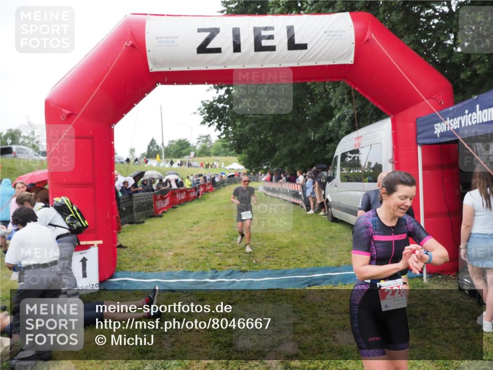 21.06.2025 - 27. Vierlanden-Triathlon MichiJ http://msf.ph/oto/8046667 15.06.2026 14:05:14 Ziel 228, 941 meine-sportfotos.de
