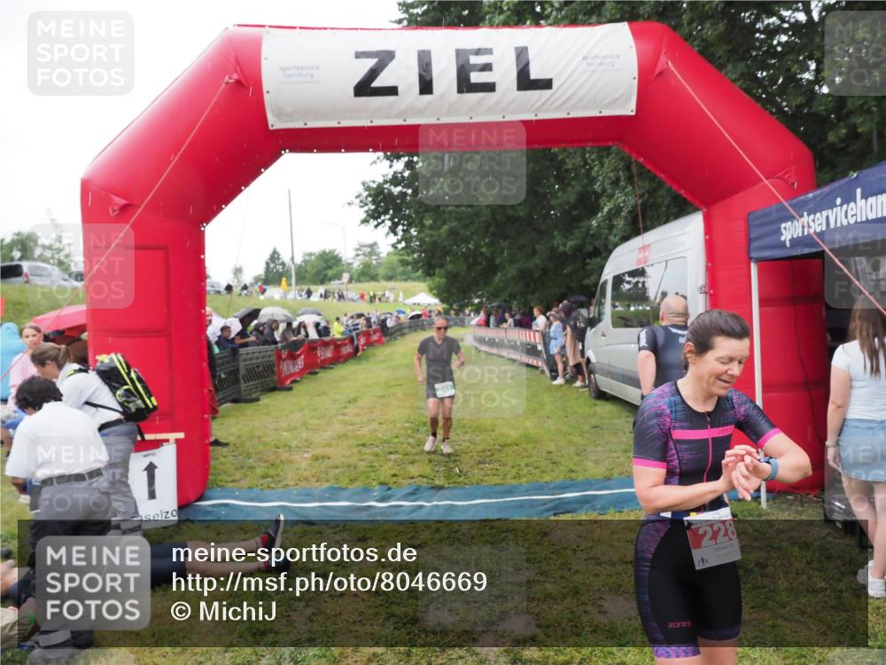 21.06.2025 - 27. Vierlanden-Triathlon MichiJ http://msf.ph/oto/8046669 15.06.2026 14:05:14 Ziel 228, 941 meine-sportfotos.de