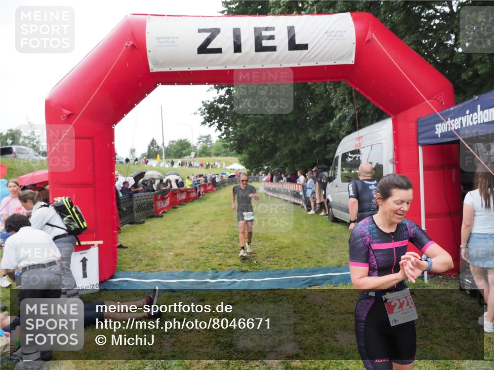 21.06.2025 - 27. Vierlanden-Triathlon MichiJ http://msf.ph/oto/8046671 15.06.2026 14:05:14 Ziel 228, 941 meine-sportfotos.de