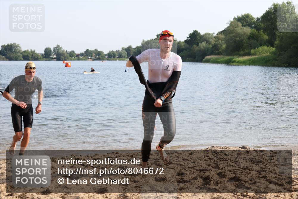 15.06.2025 - 27. Vierlanden-Triathlon Lena Gebhardt http://msf.ph/oto/8046672 15.06.2025 08:43:32 Schwimmen 32, 65, 74, 148 meine-sportfotos.de