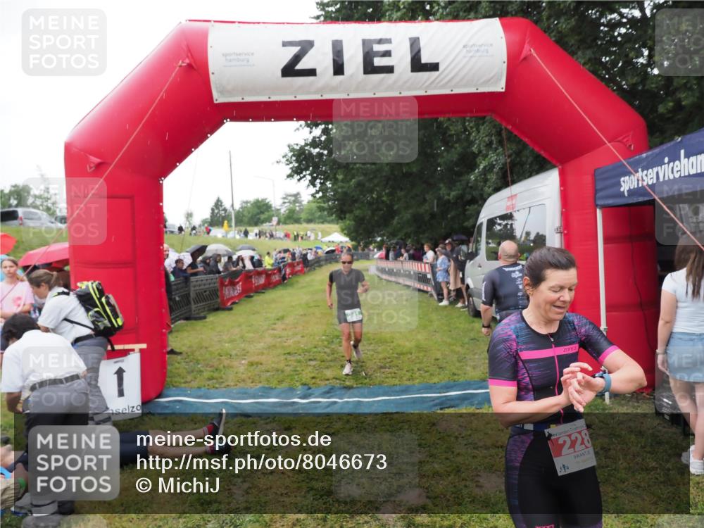 21.06.2025 - 27. Vierlanden-Triathlon MichiJ http://msf.ph/oto/8046673 15.06.2026 14:05:14 Ziel 228, 941 meine-sportfotos.de