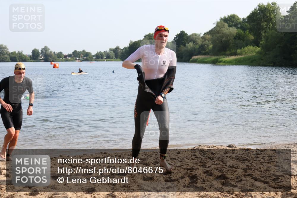 15.06.2025 - 27. Vierlanden-Triathlon Lena Gebhardt http://msf.ph/oto/8046675 15.06.2025 08:43:32 Schwimmen 32, 65, 74, 148 meine-sportfotos.de