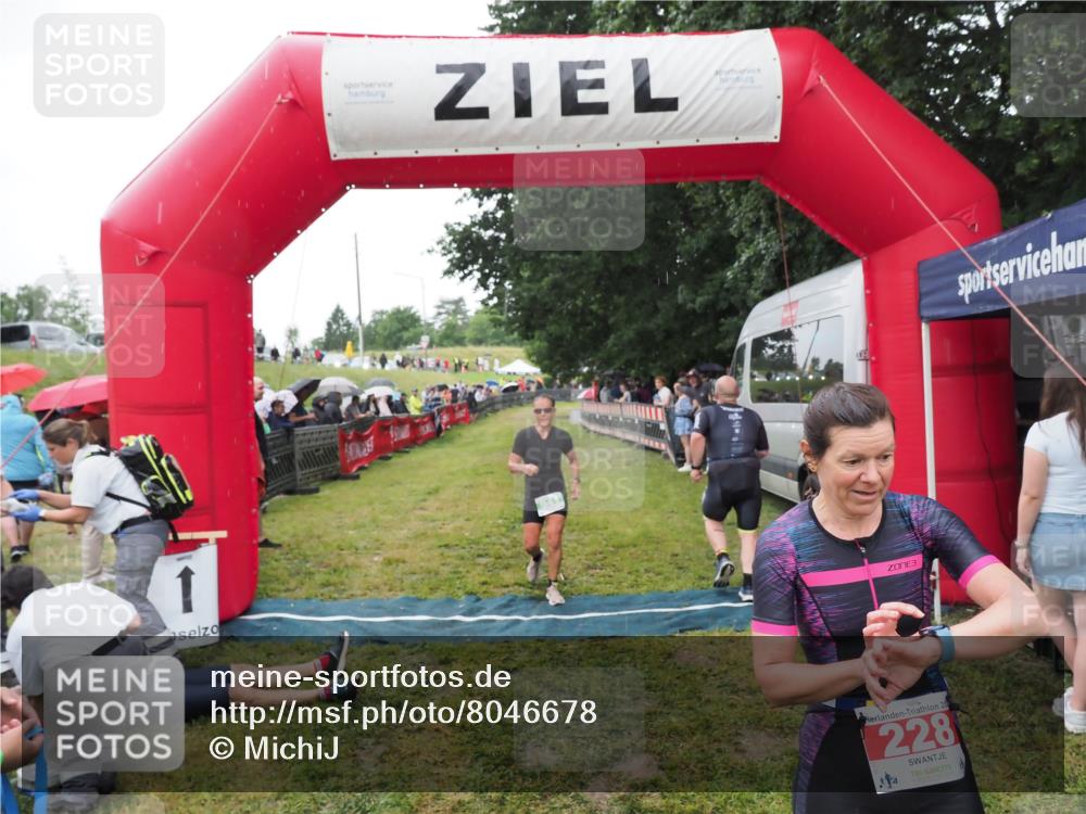 21.06.2025 - 27. Vierlanden-Triathlon MichiJ http://msf.ph/oto/8046678 15.06.2026 14:05:14 Ziel 228, 941 meine-sportfotos.de