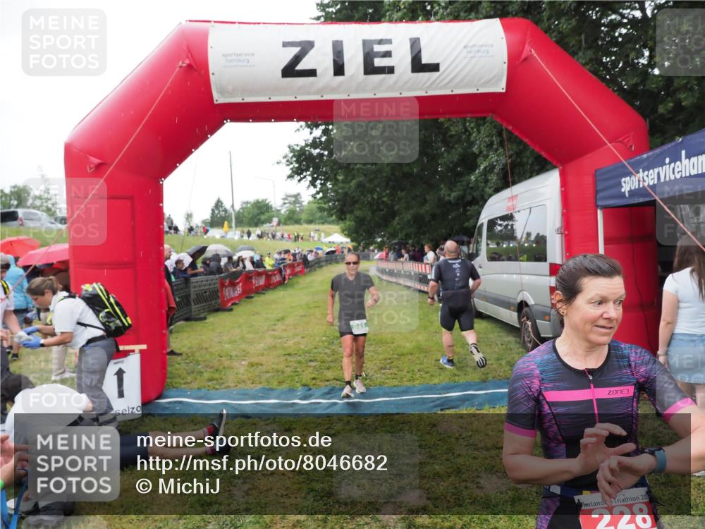 21.06.2025 - 27. Vierlanden-Triathlon MichiJ http://msf.ph/oto/8046682 15.06.2026 14:05:15 Ziel 228, 941 meine-sportfotos.de