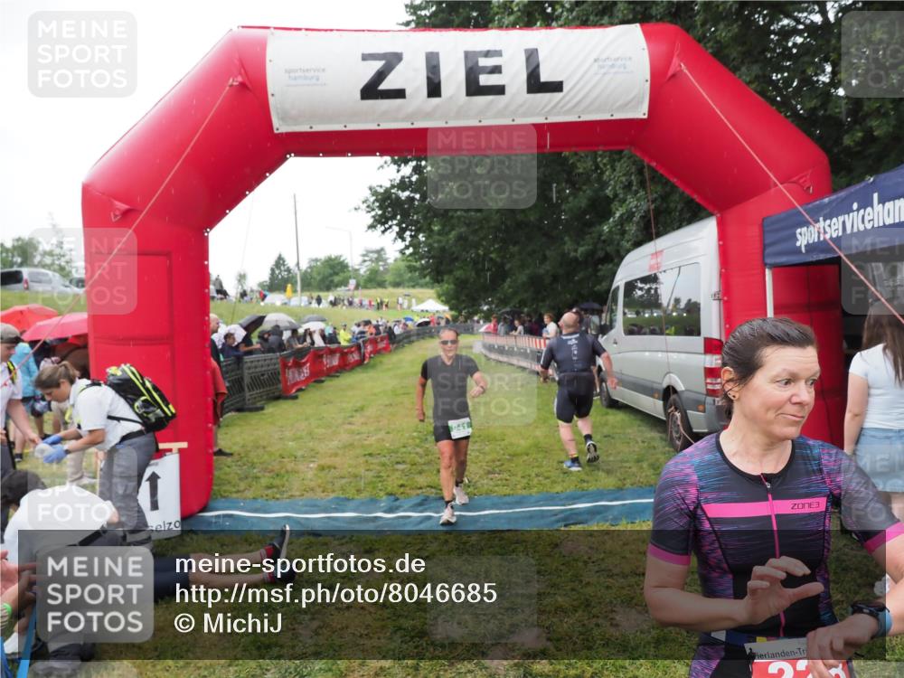 21.06.2025 - 27. Vierlanden-Triathlon MichiJ http://msf.ph/oto/8046685 15.06.2026 14:05:15 Ziel 228, 941 meine-sportfotos.de