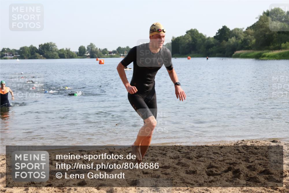 15.06.2025 - 27. Vierlanden-Triathlon Lena Gebhardt http://msf.ph/oto/8046686 15.06.2025 08:43:33 Schwimmen 32, 65, 74, 148 meine-sportfotos.de